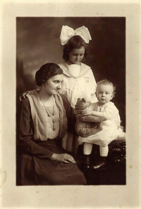 Ella Mae 1 mth & her mother Ruth Hardesty Swaney (May 1919)